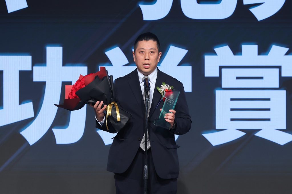 受賞者挨拶をする平野氏