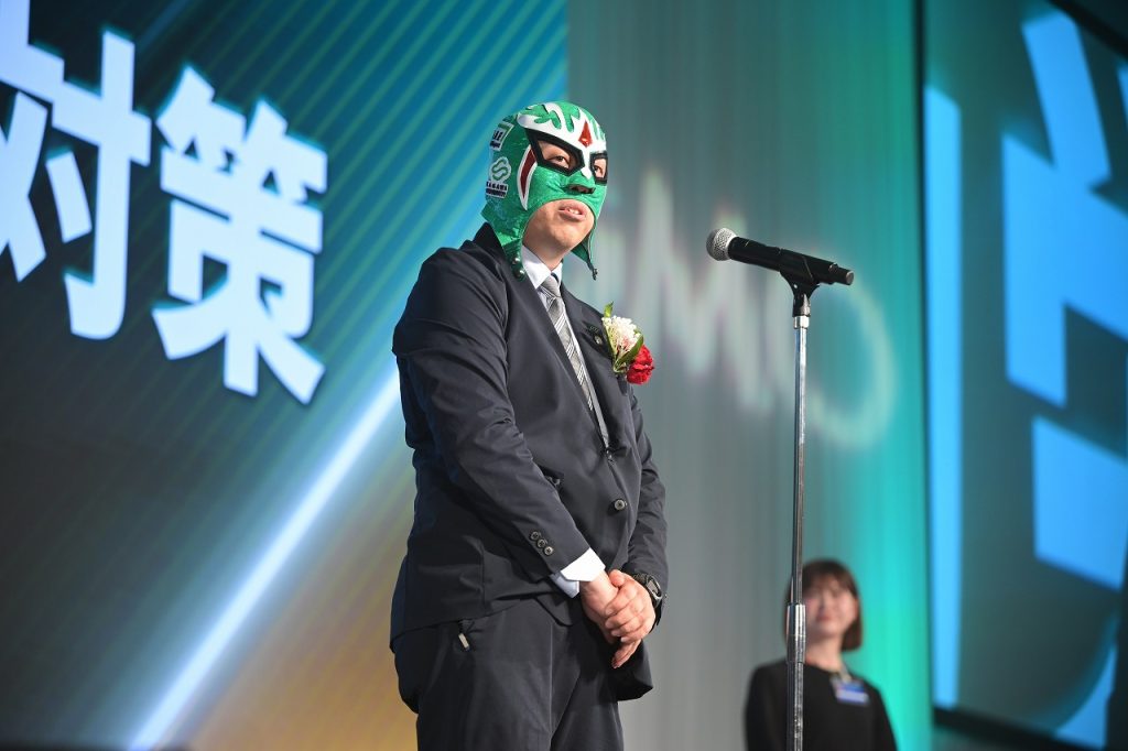 受賞者挨拶をする平野氏